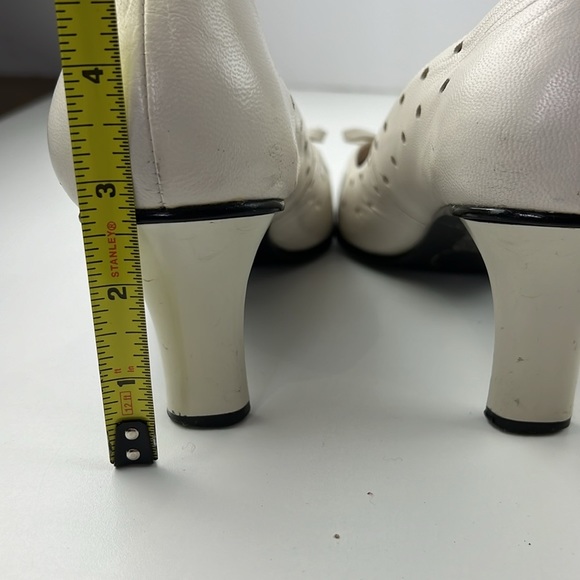 Vintage Bravo Brown's White Leather Heels - Picture 8 of 9
